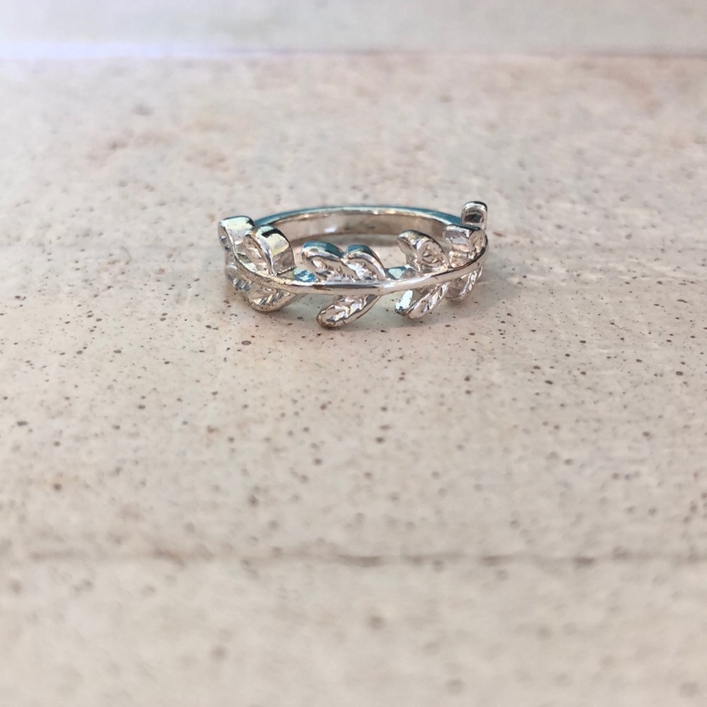 NWOT Silver leaf ring